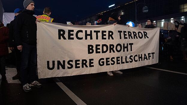 Nach Schüssen in Hanau - Protest gegen rechten Terror
