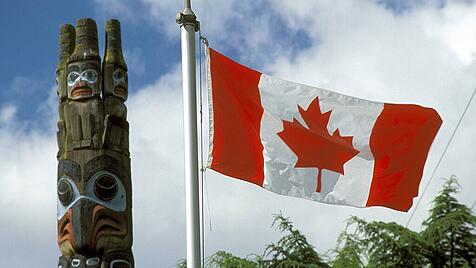 Totem und canadische Ahornblatt-Flagge