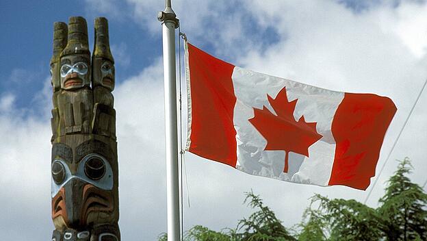 Totem und canadische Ahornblatt-Flagge