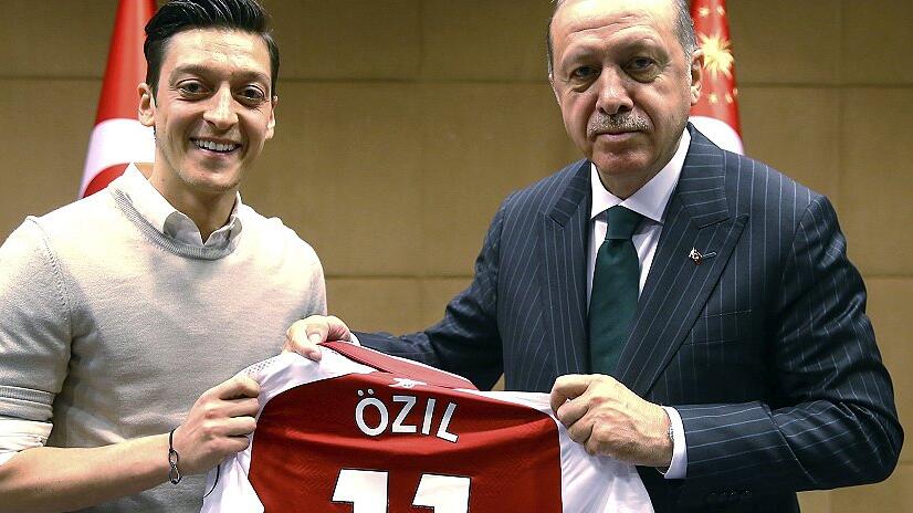 Fußball-Nationalspieler Mesut Özil überreicht Präsident Erdogan ein Trikot