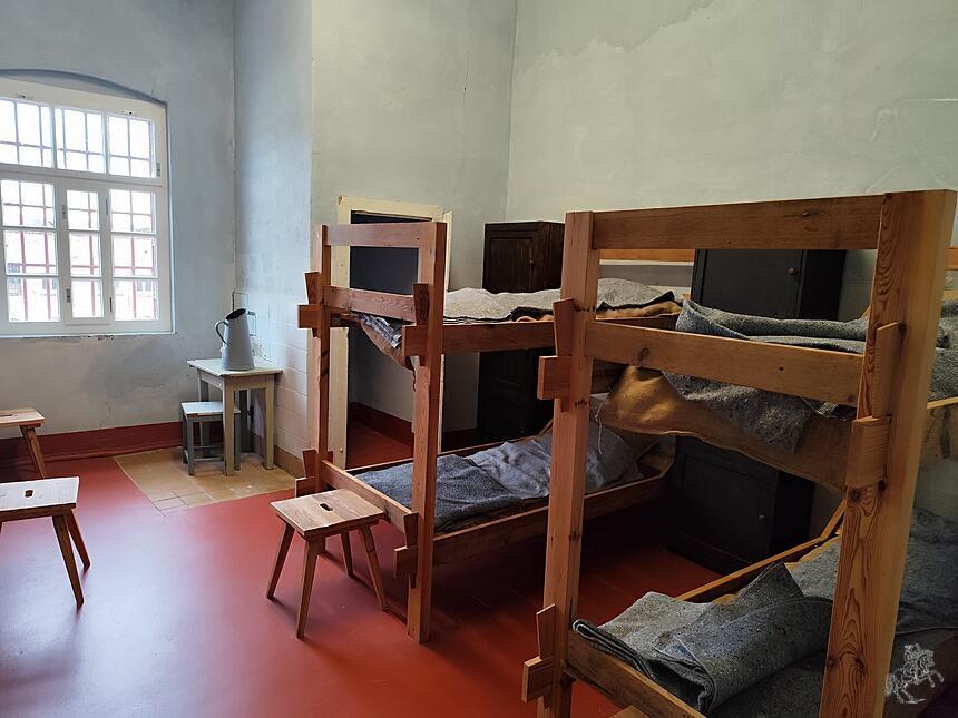 Die roh gezimmerten Betten und die spartanische Ausstattung waren typisch für das DDR-Zuchthaus
