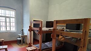 Die roh gezimmerten Betten und die spartanische Ausstattung waren typisch für das DDR-Zuchthaus