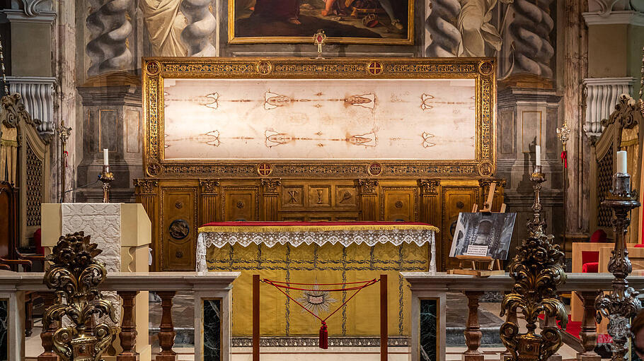 Innenraum der Kirche San Domenico mit Ausstellung der offiziellen Kopie des Heiligen Grabtuchs in Turin, Italien
