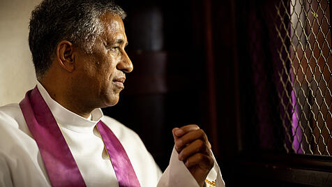 Ein Priester im Beichtstuhl