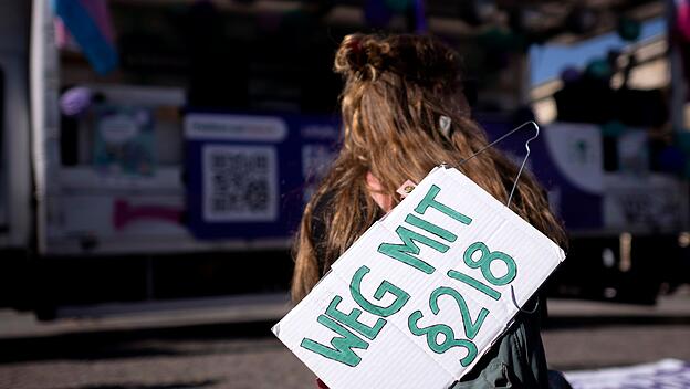 Gegendemonstrantin beim Marsch für das Leben in Berlin