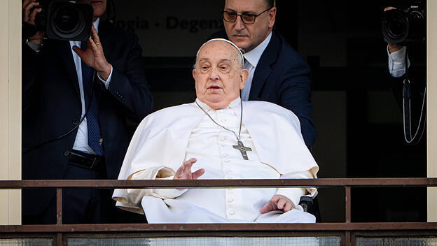 Papst Franziskus zeigt sich der Öffentlichkeit