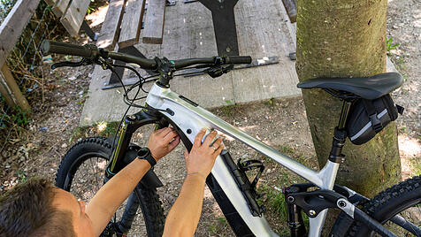 Während seiner Kaplanszeit im bergigen Bayerischen Wald kam unsere Junge Feder auf das E-Bike.