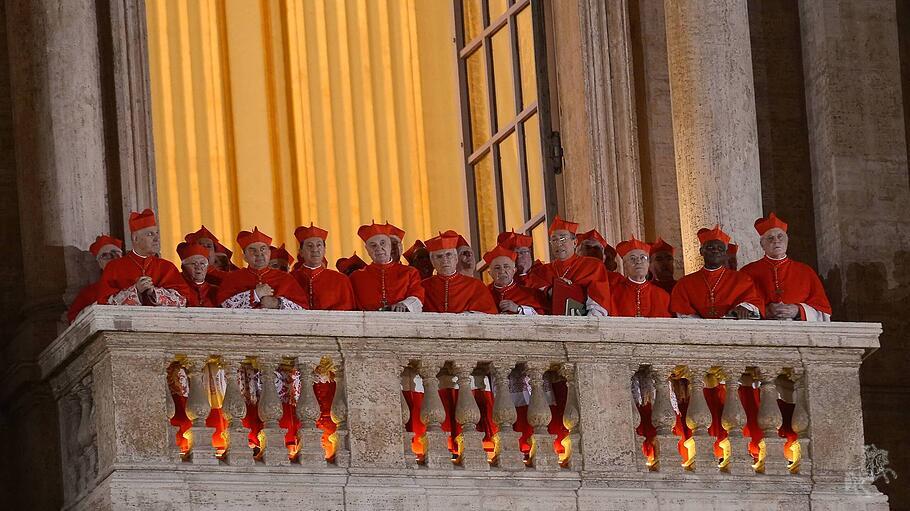 Kardinäle auf dem Balkon des Petersdoms