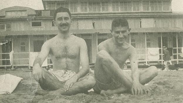 Franz Kafka mit einem Unbekannten am Lido di Venezia im September 1913