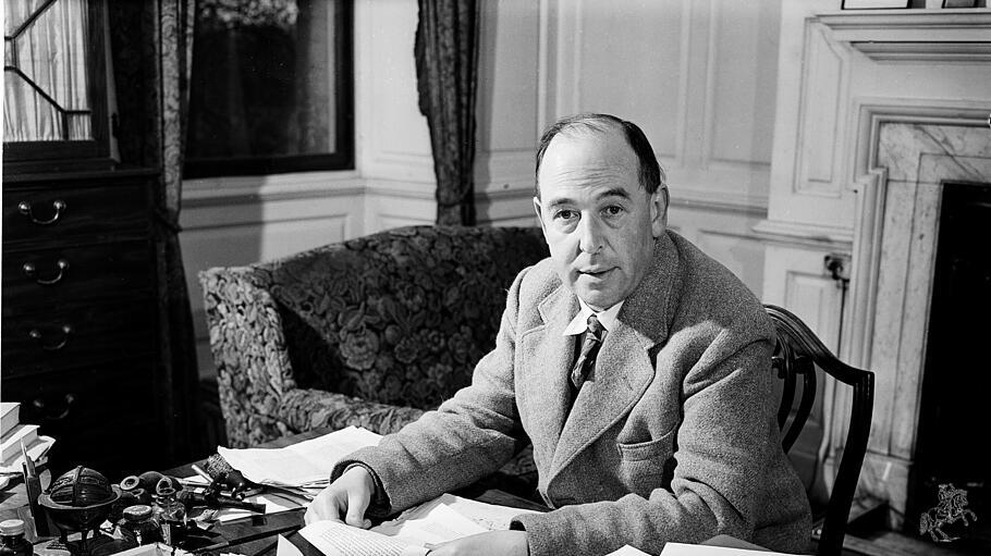 C. S. Lewis im Tweed-Anzug an seinem Schreibtisch.