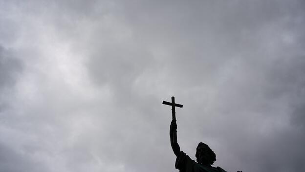 Statue des heiligen Bonifatius mit Kreuz