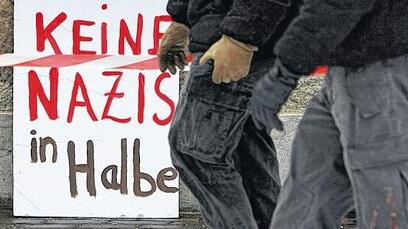 Bund der Antifaschisten (VVN-BdA) zeigen am 2. Juni 2009 in Rostock Wahlplakate der NPD