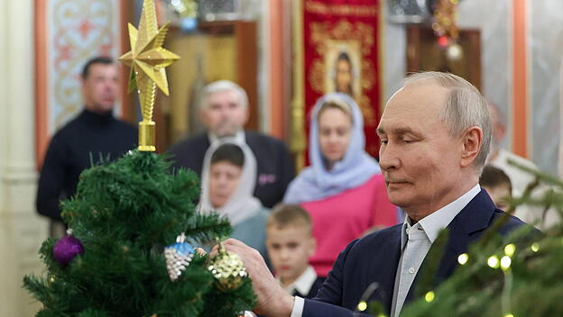 Wladimir Putin best&uuml;ckt einen Weihnachtsbaum