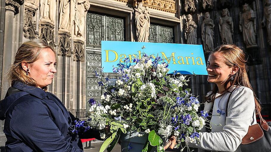 Mit Blumen und Gebeten haben sich hunderte Katholiken im Kölner Dom bei der Gottesmutter bedankt.
