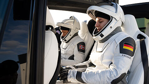 Rabea Rogge (vorn) auf dem Weg ins All, sie war die erste deutsche Astronautin, die an einer Weltraummission teilnahm.