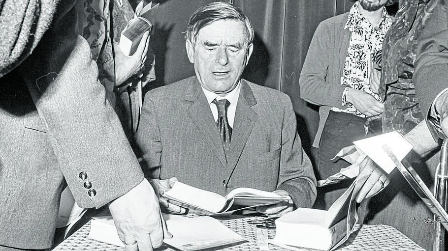 Er ist einer der erfolgreichsten Geschichtsschreiber in Deutschland: Golo Mann (1909-1994) erzielte mit seinen Werken große Verkaufserfolge. Dem Problem der Fiktionalität löste er, indem er sein Buch über Wallenstein den Untertitel angefügt hat: "Sein Leben erzählt von Golo Mann".