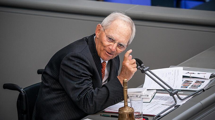 Bundestagspräsident Wolfgang Schäuble leitet die Sitzung bei der Regierungsbefragung
