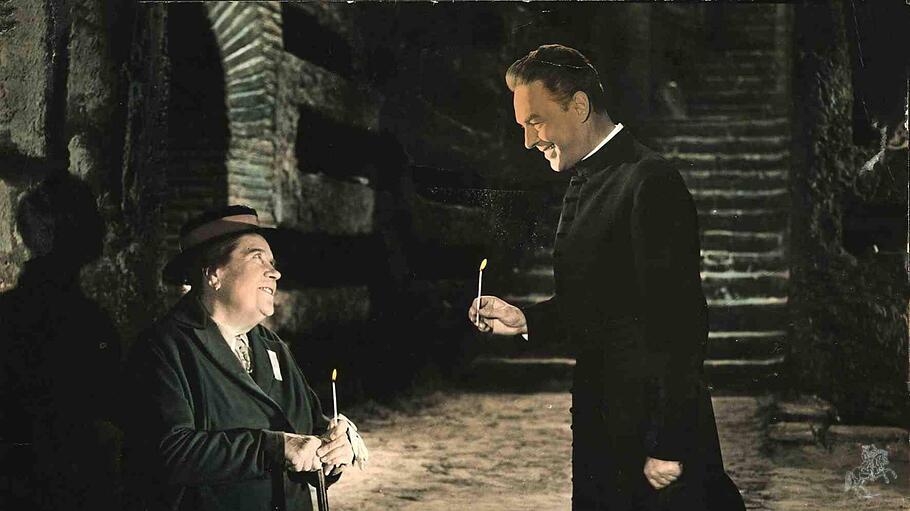 Teta Linek (Annie Rosar) findet in Kaplan Seydel (Hans Holt) bei der Wallfahrt nach Rom einen verständnisvollen Seelsorger.