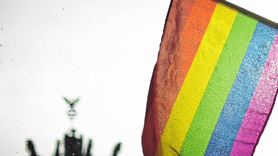 Eine LGBT-Fahne weht vor dem Brandenburger Tor