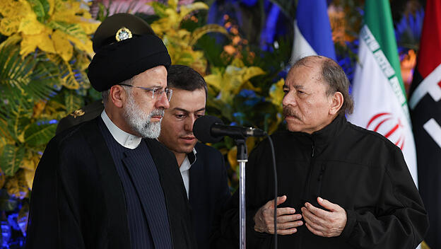 Daniel Ortega, Präsident Nicaraguas mit dem iranischen Präsidenten Ebrahim Raisi