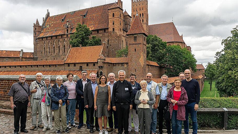 Pilger-Studienreisen-Gruppe mit der "Tagespost"