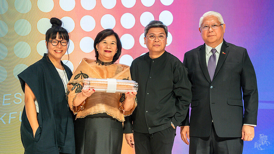 Bei der Handover-Zeremonie vor einem Jahr freute sich die philippinische Delegation über die kommende Partnerschaft mit der Frankfurter Buchmesse. Doch es geht nicht nur um Bücher, die vorgestellt werden, kulturell-touristische Aspekte bestimmen das Rahmenprogramm.