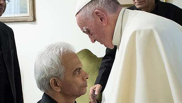 Papst Franziskus und Pater Tom Uzhunnalil