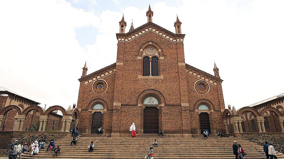 Eritreer von der Kathedrale in Asmara.