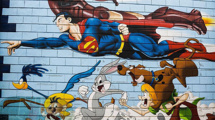Bemalte Hauswand mit Comicfiguren
