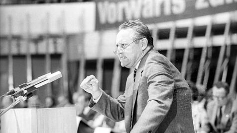 SED Parteiaktivtagung der Berliner Parteiorganisation Günter Schabowski Berlin DDR