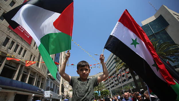 Die Flaggen von Palästina und Syrien