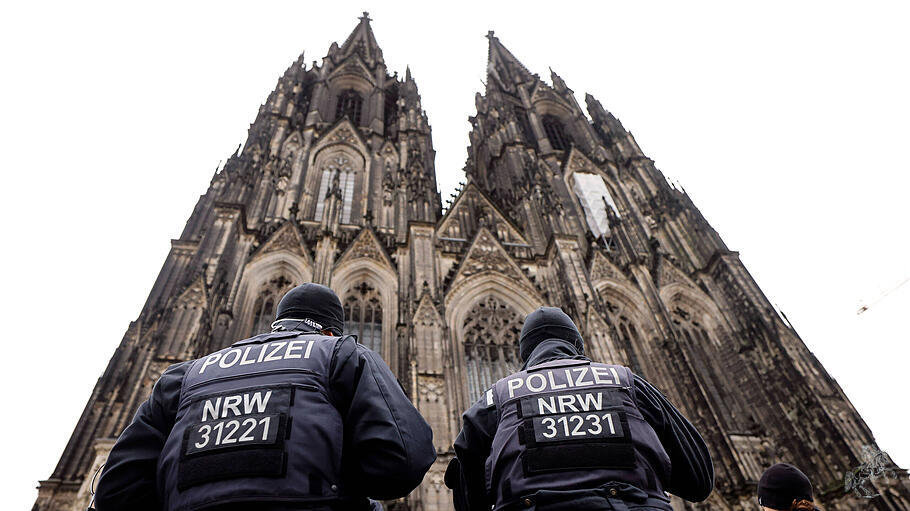 Terroralarm zu Weihnachten: Polizisten rund um den Kölner Dom