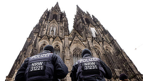Terroralarm zu Weihnachten: Polizisten rund um den Kölner Dom