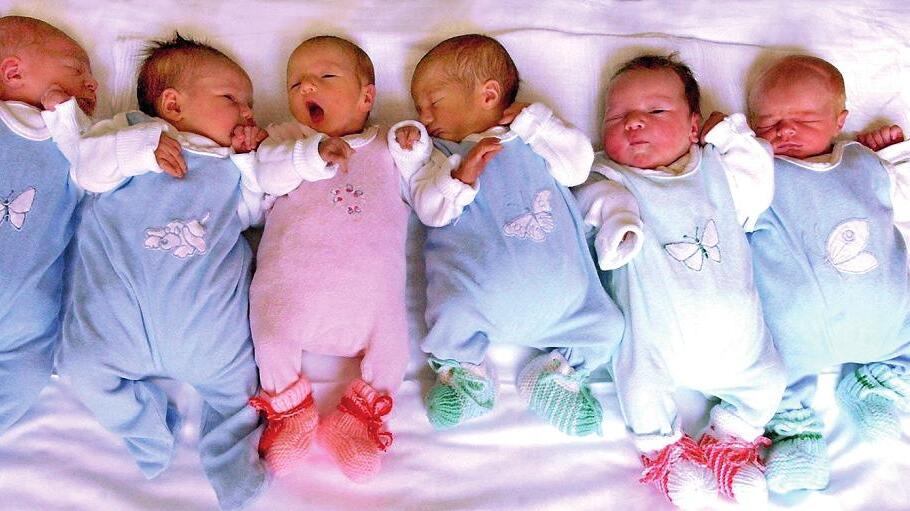 Fünf neugeborene Babies