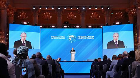 Wladimir Putin bemüht sich um die Gunst der afrikanischen Staatschefs