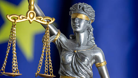 Nahaufnahme einer Justitia vor der Flagge der Europ&auml;ischen Union (Symbolbild) *** Close-up of a Justitia in front of the