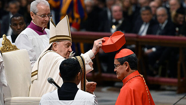 Franziskus mit dem neuen Kardinal Luis Gerardo Cabrera Herrera