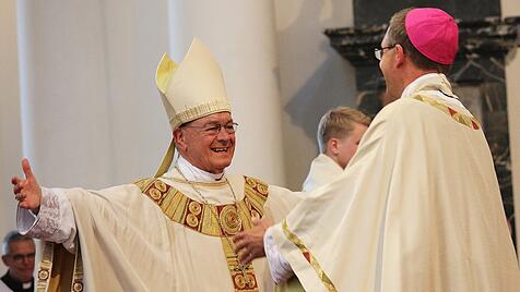 Bischof Michael Geber gratuliert Bischof  Heinz Josef Algermissen zum Goldenen Priesterjubiläum.