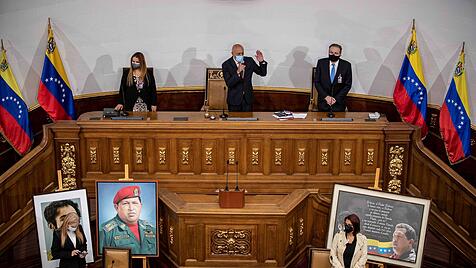 Im Parlament in Caracas hat die „Chavistas“ ein Bild ihres verstorbenen Anführers Hugo Chávez aufgestellt.