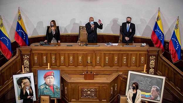 Im Parlament in Caracas hat die „Chavistas“ ein Bild ihres verstorbenen Anführers Hugo Chávez aufgestellt.