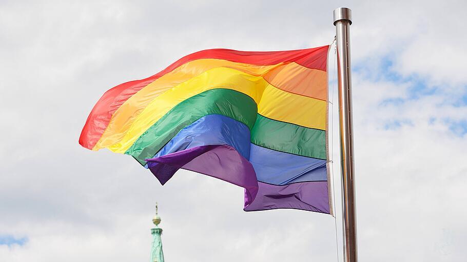 Regenbogenfahnen vor Kirche