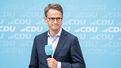 Carsten Linnemann stellt der Öffentlichkeit das neue Grundsatzprogramm seiner Partei vor