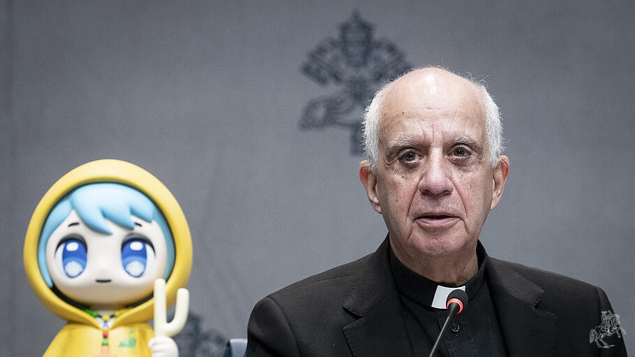 Rino Fisichella und Maskottchen "Luce"