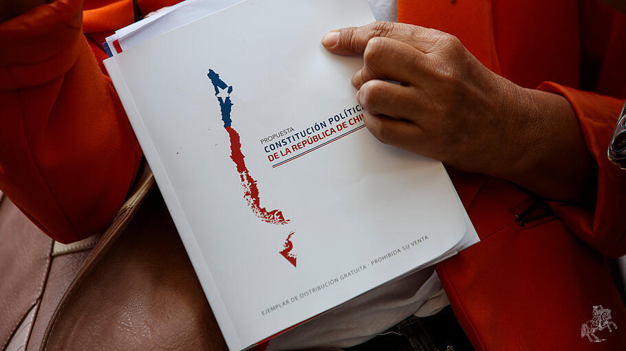 Ein Demonstrant hält ein Exemplar des neuen Verfassungsentwurfs auf einer Kundgebung in Chile.
