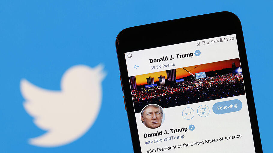 Twitter-Account von US-Präsident Trump einem Twitter-Logo.