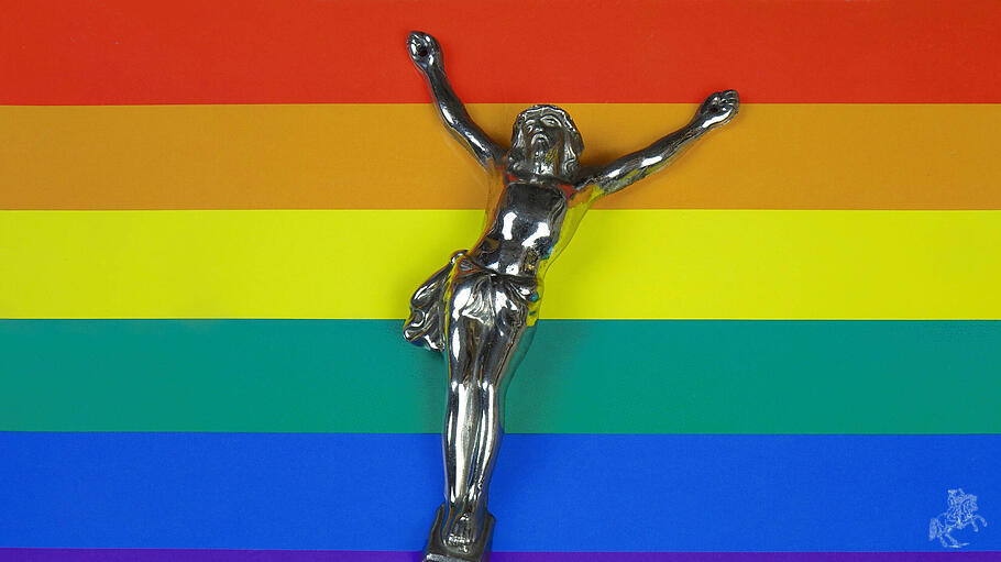 Jesusfigur auf Regenbodenflagge