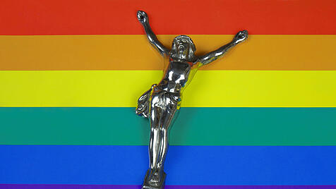Jesusfigur auf Regenbodenflagge