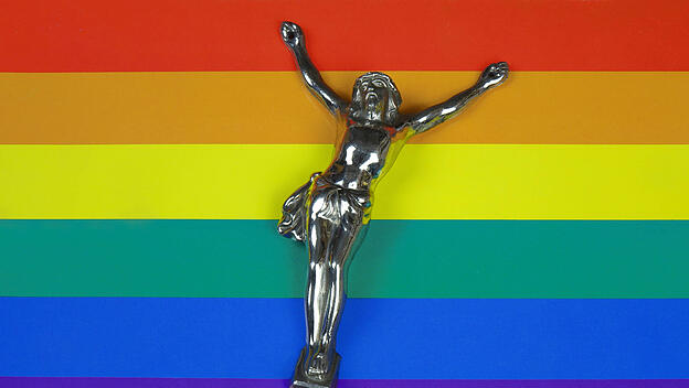 Jesusfigur auf Regenbodenflagge