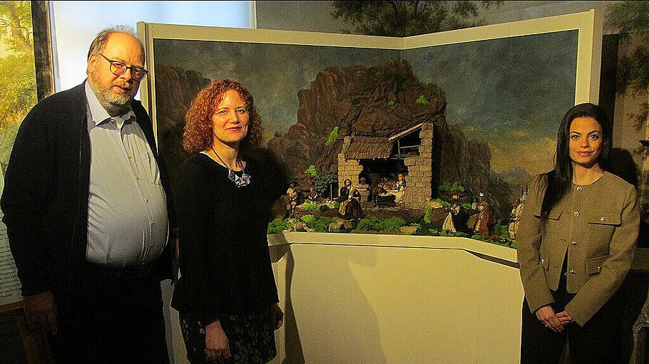 Professor Frank Pohle, Carmen Roebers und Dilara Uygun-Mrozek präsentieren die Haus-Krippe des Museums aus dem Biedermeier.