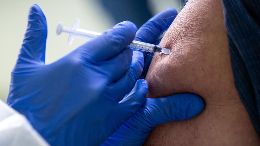 Impfungen gegen COVID-19 haben begonnen